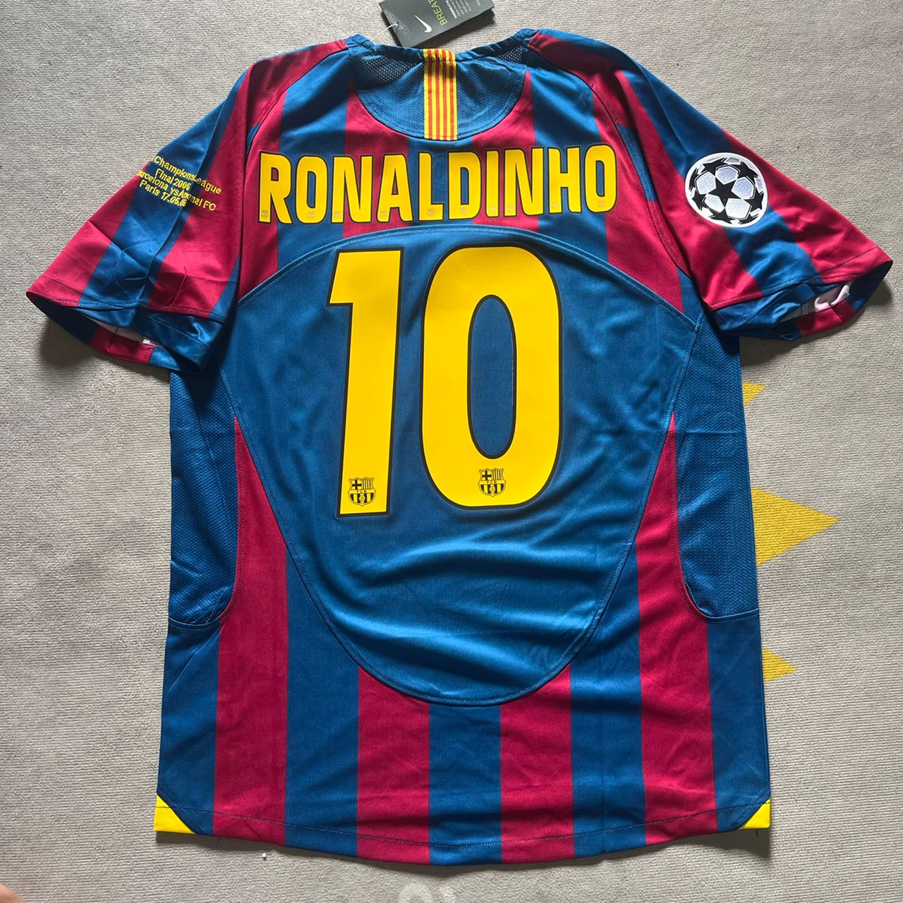 Ronaldinho Retro Jersey – FC Barcelona 2006 | Short Sleeve Edition